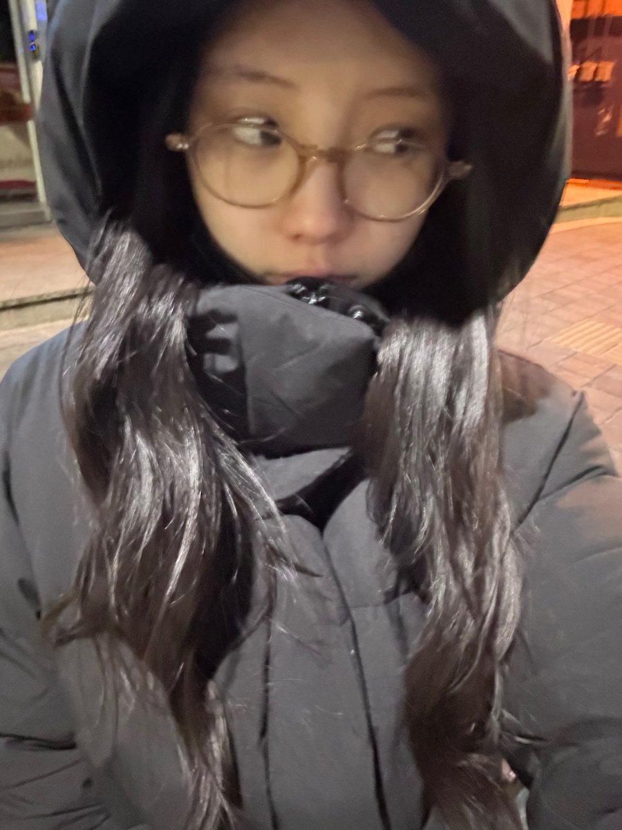 fromwonhee's tweet image. 🐿️📸 260123 | 17:10 KST

“you know how i always tell y/n to dress warmly”
“hihi”
“you have to dress warmer than me okay”