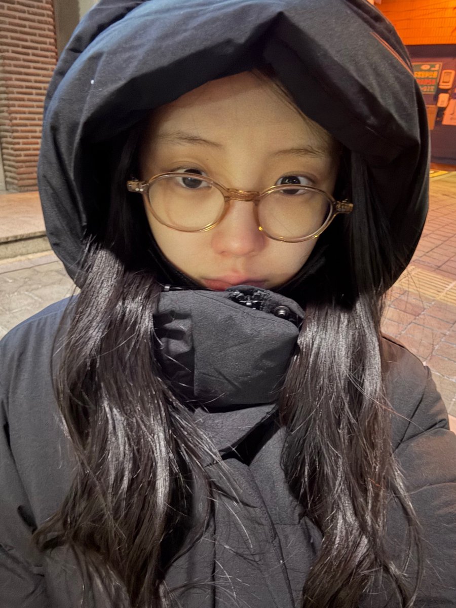 fromwonhee's tweet image. 🐿️📸 260123 | 17:10 KST

“you know how i always tell y/n to dress warmly”
“hihi”
“you have to dress warmer than me okay”