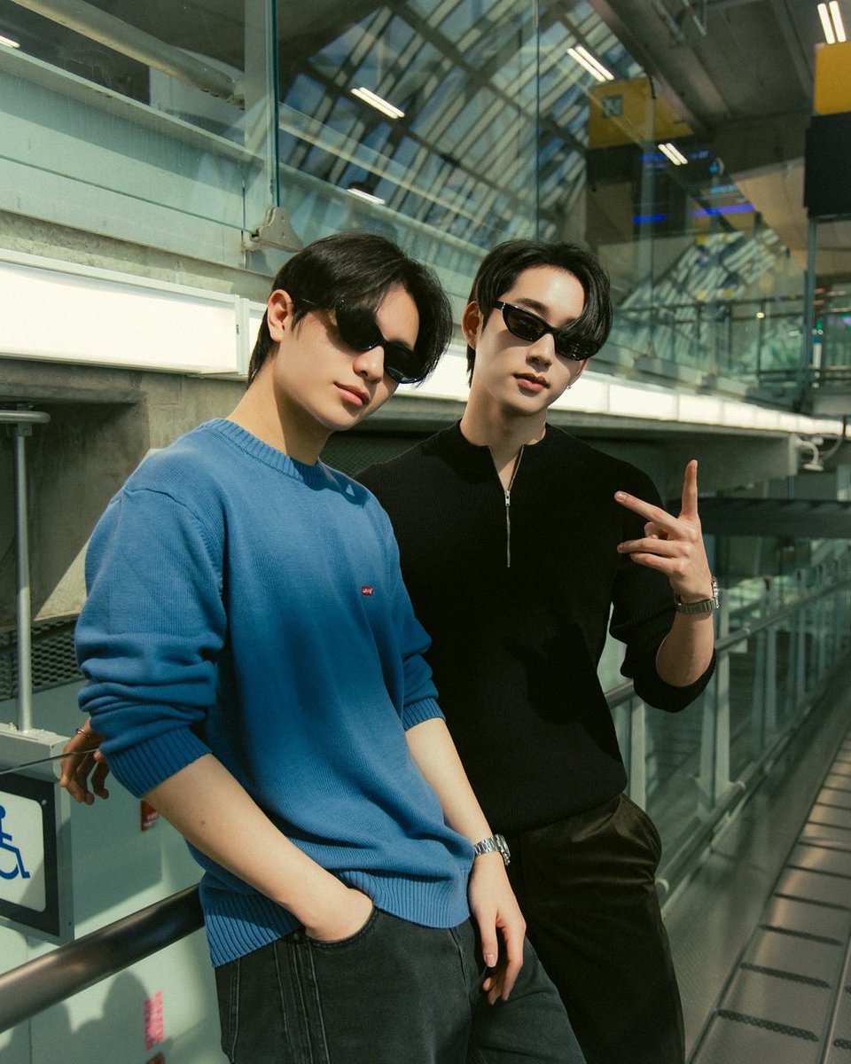 GMMTV's tweet image. We’re flying to you! Can’t wait to meet our fans there~ ✨💓

กำลังจะบินไปหาแฟน ๆ แล้วนะครับ อยากเจอทุกคนจะแย่แล้ว ✨💓

#WilliamEst1stFMinSingapore
#GMMTV