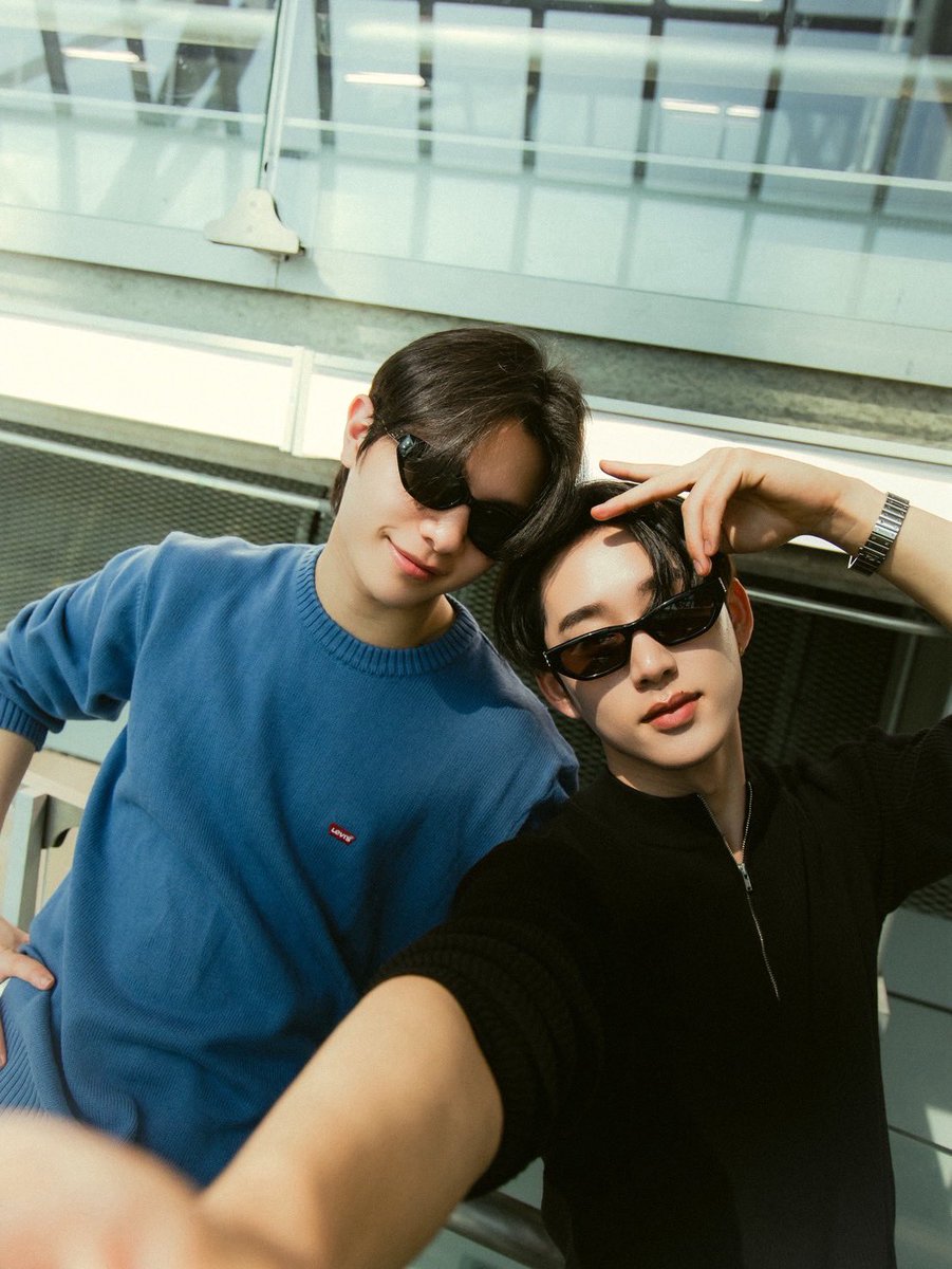 GMMTV's tweet image. We’re flying to you! Can’t wait to meet our fans there~ ✨💓

กำลังจะบินไปหาแฟน ๆ แล้วนะครับ อยากเจอทุกคนจะแย่แล้ว ✨💓

#WilliamEst1stFMinSingapore
#GMMTV