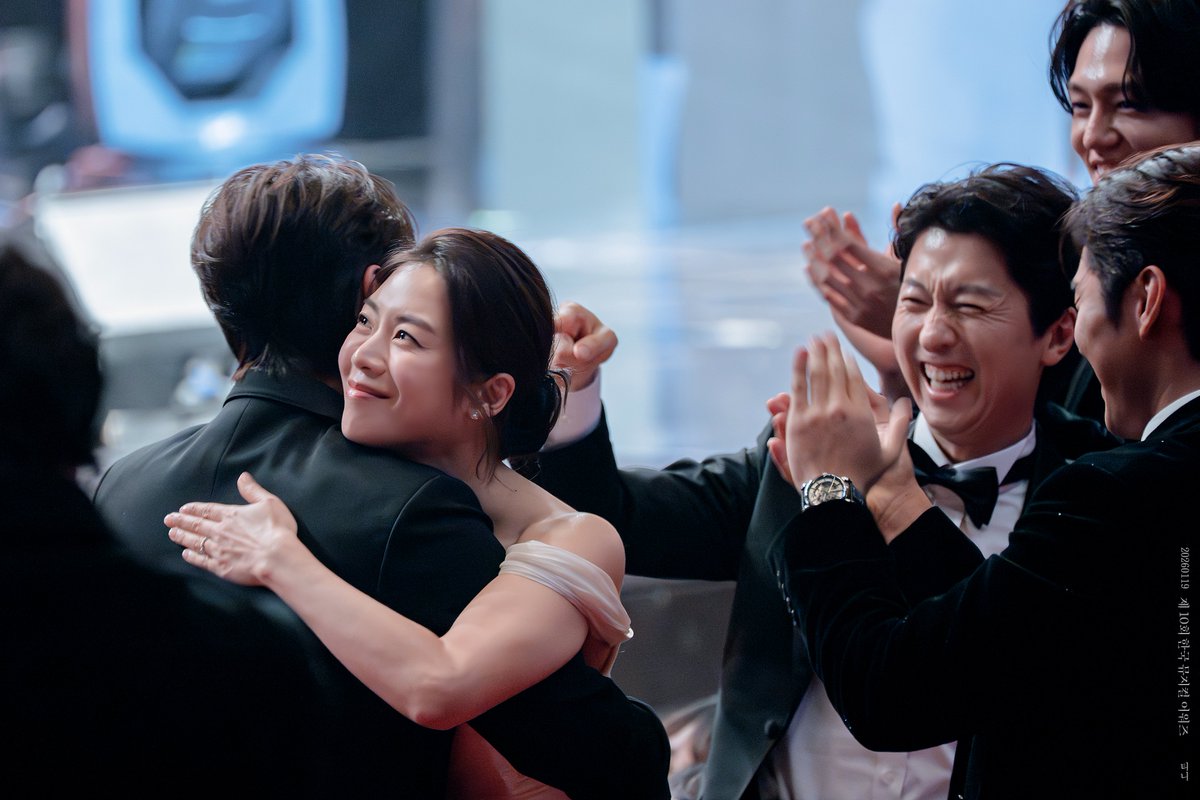 2026.01.19 19:30 제 10회 한국 뮤지컬 어워즈

#박은태 배우님
#조정은 배우님
#최호중 배우님

남우주연상 수상 축하해주는 아이오와~~! 🌽

#티니_Pic