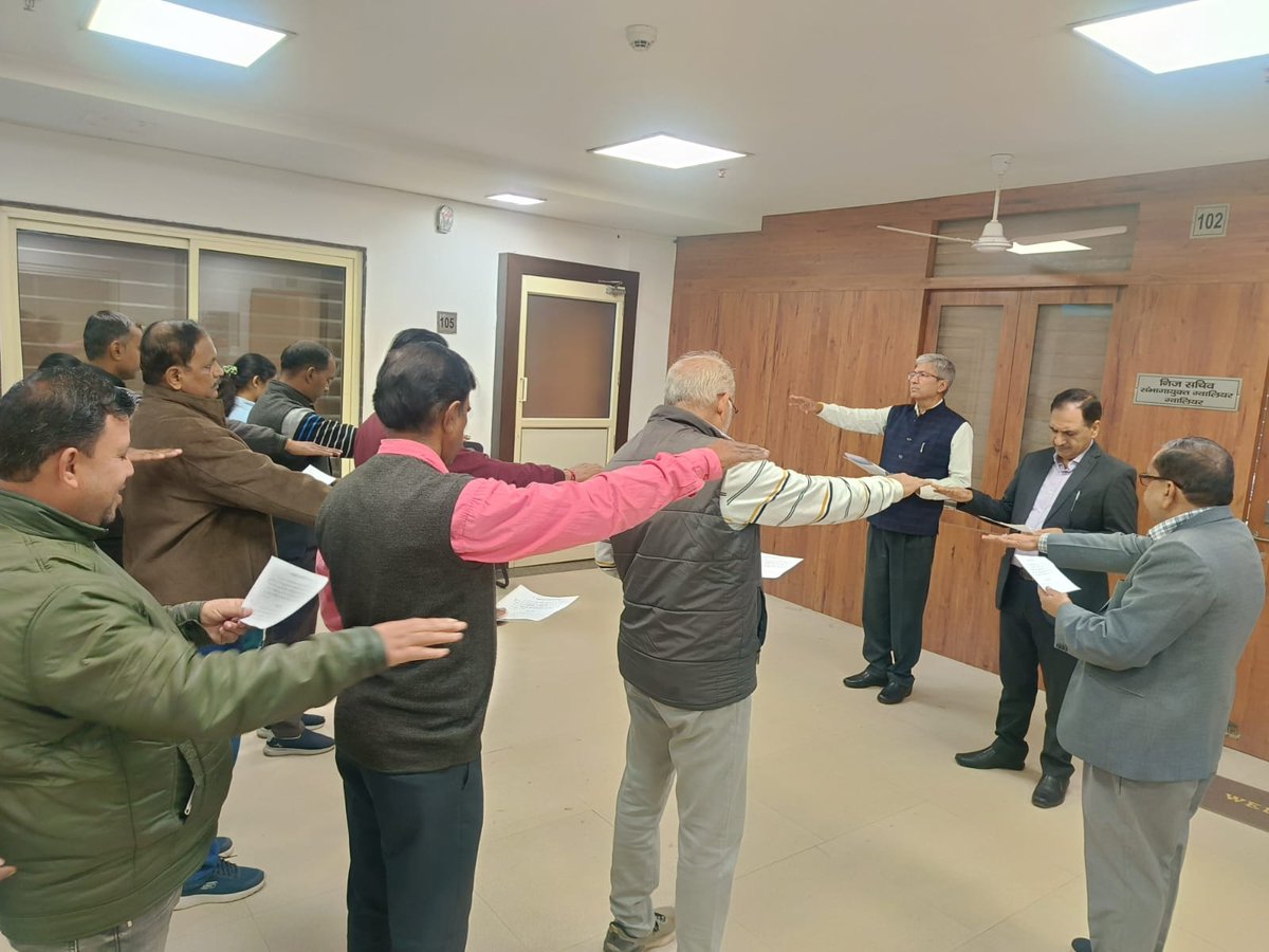 GwaliorComm's tweet image. 16 वें राष्ट्रीय मतदाता दिवस पर संभागीय आयुक्त श्री मनोज खत्री की मौजूदगी में संभागीय आयुक्त कार्यालय में सभी कर्मचारियों ने शपथ ली। इस अवसर पर संभागीय एडिशनल कमिश्नर श्री वीरेंद्र सिंह भी उपस्थित रहे।
#gwalior
#matdatadiwas
@CMMadhyaPradesh
