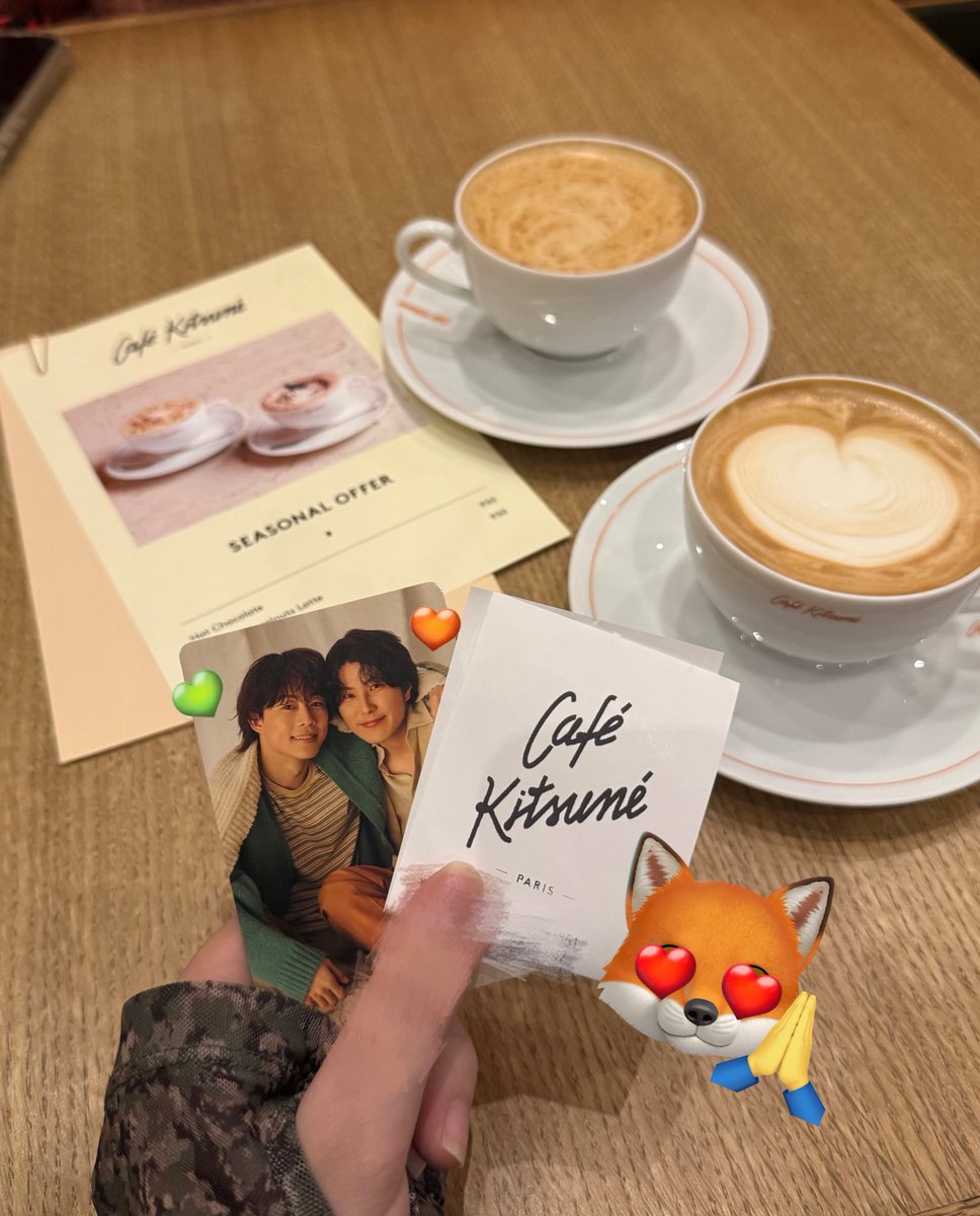 ys35__'s tweet photo. サイン会付き添いの前に適当に入ったカフェがCafe Kitsuneだった〜🦊✨️

誕生日おめでとうということでチビーズトレカで写真撮っといた📸🙌🏻

あっちゃん誕生日おめでとうだよ^_-☆
今日のサイン会楽しんでね〜@ynyn___0123 を頼んだゾ🧡🧡 https://t.co/ObNtl6B5zl