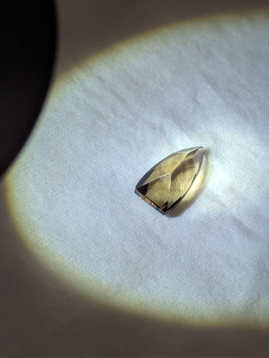 1213Mn's tweet photo. スモーキークォーツ smoky quartz 煙水晶
むか～し、トパーズの仲間として誤認され、スモーキートパーズの名称で高価な宝石となっていたこともある🤭 https://t.co/GClpJcR33m