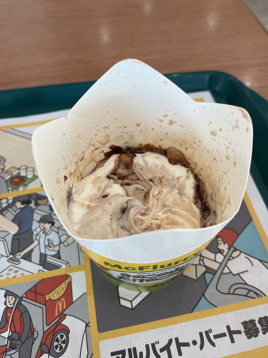 これ食べたんですが、きのこの山とたけのこの里と鉄雄の最期って感じで美味しかったです。