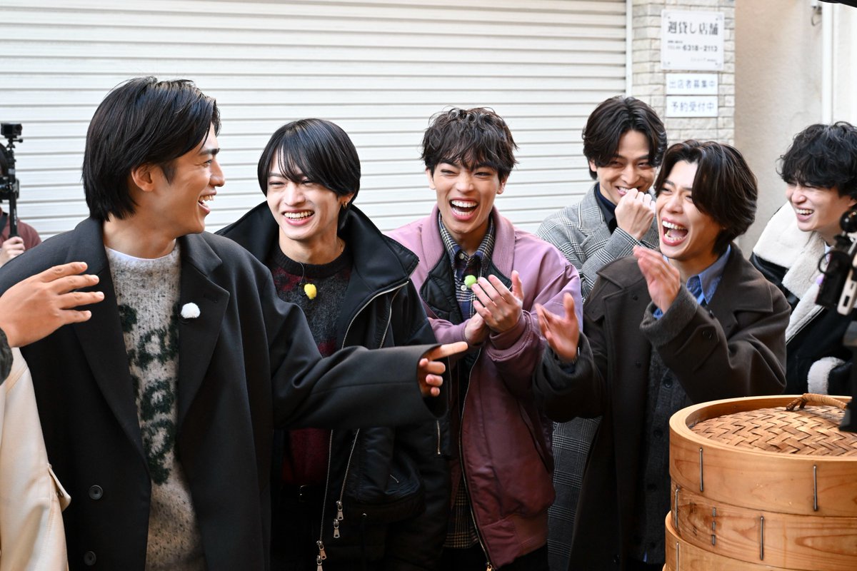 oricon's tweet photo. 📺️timeleszファミリア

timelesz、絶品グルメを賭け
ウマいこというロケに挑戦🔥

オズワルド伊藤の判定のもと
砂町銀座商店街で地獄修行💦

ボケの千本ノックの末
追い詰められたあのメンバーが
まさかのモノマネ…8人は絶体絶命💥
https://t.co/POKPKQbAGE

#timeleszファミリア https://t.co/DlFX3eGjw6