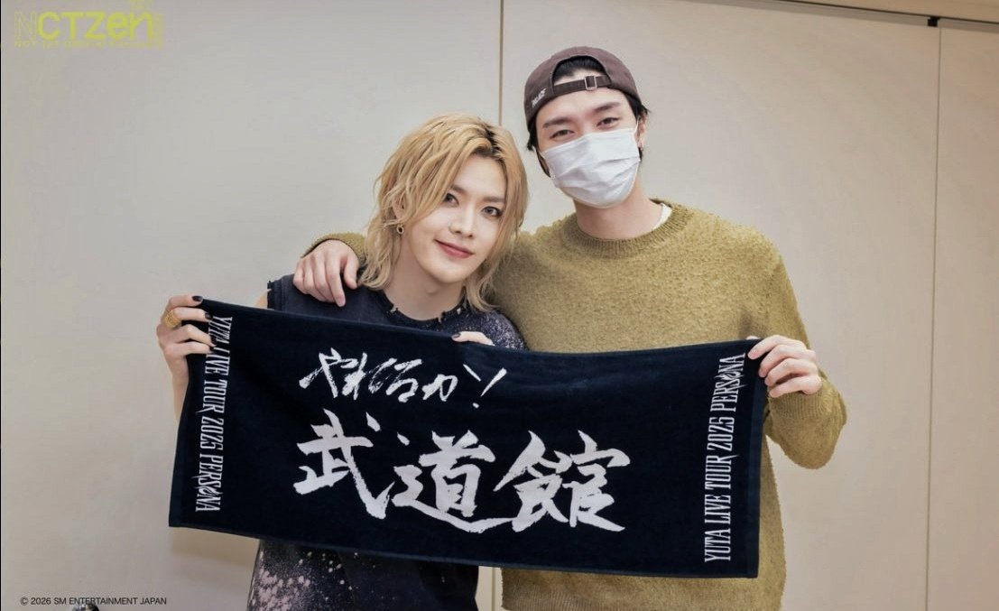 NCT20RESONANCE's tweet image. a lot, i mean A LOT happened to JOHNNY just to get to watch YUTA's concert 😭

he arrived on time but...
1) forgot his passport
2) booked the next flight rightaway
3) no time so he left his suitcase &amp;amp; just brought himself to flight
4) almost not make it to concert

HE MADE IT! 🥹