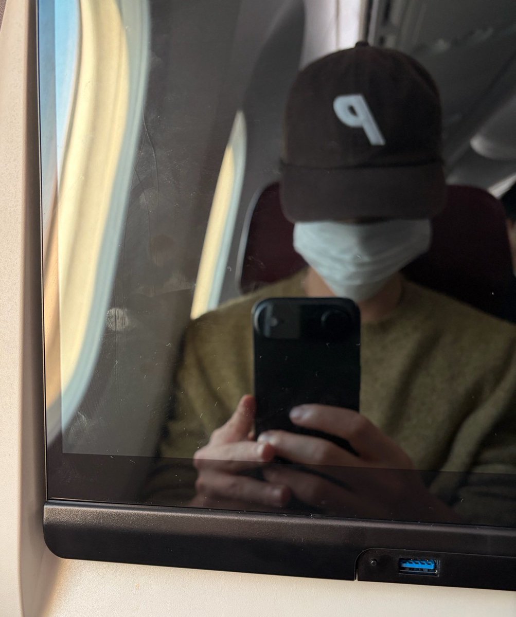 NCT20RESONANCE's tweet image. a lot, i mean A LOT happened to JOHNNY just to get to watch YUTA's concert 😭

he arrived on time but...
1) forgot his passport
2) booked the next flight rightaway
3) no time so he left his suitcase &amp;amp; just brought himself to flight
4) almost not make it to concert

HE MADE IT! 🥹