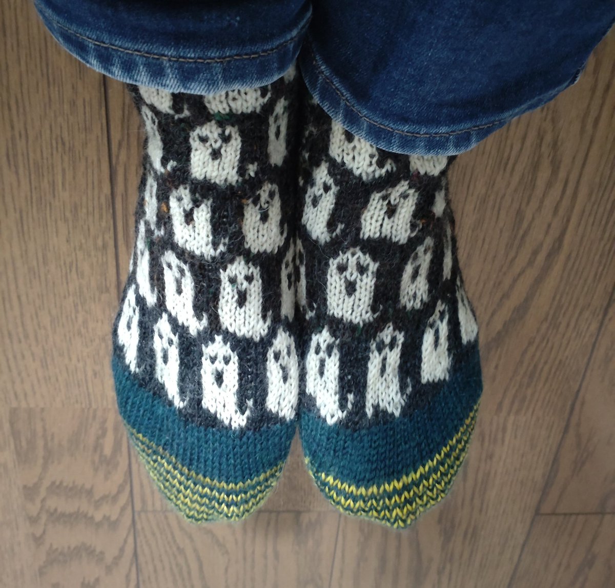 sheepofapril's tweet photo. 雪かき三昧です。
ここのところとっても寒いので、毎日、編み込みのソックスが大活躍しています。 https://t.co/UpxDLKDsqn