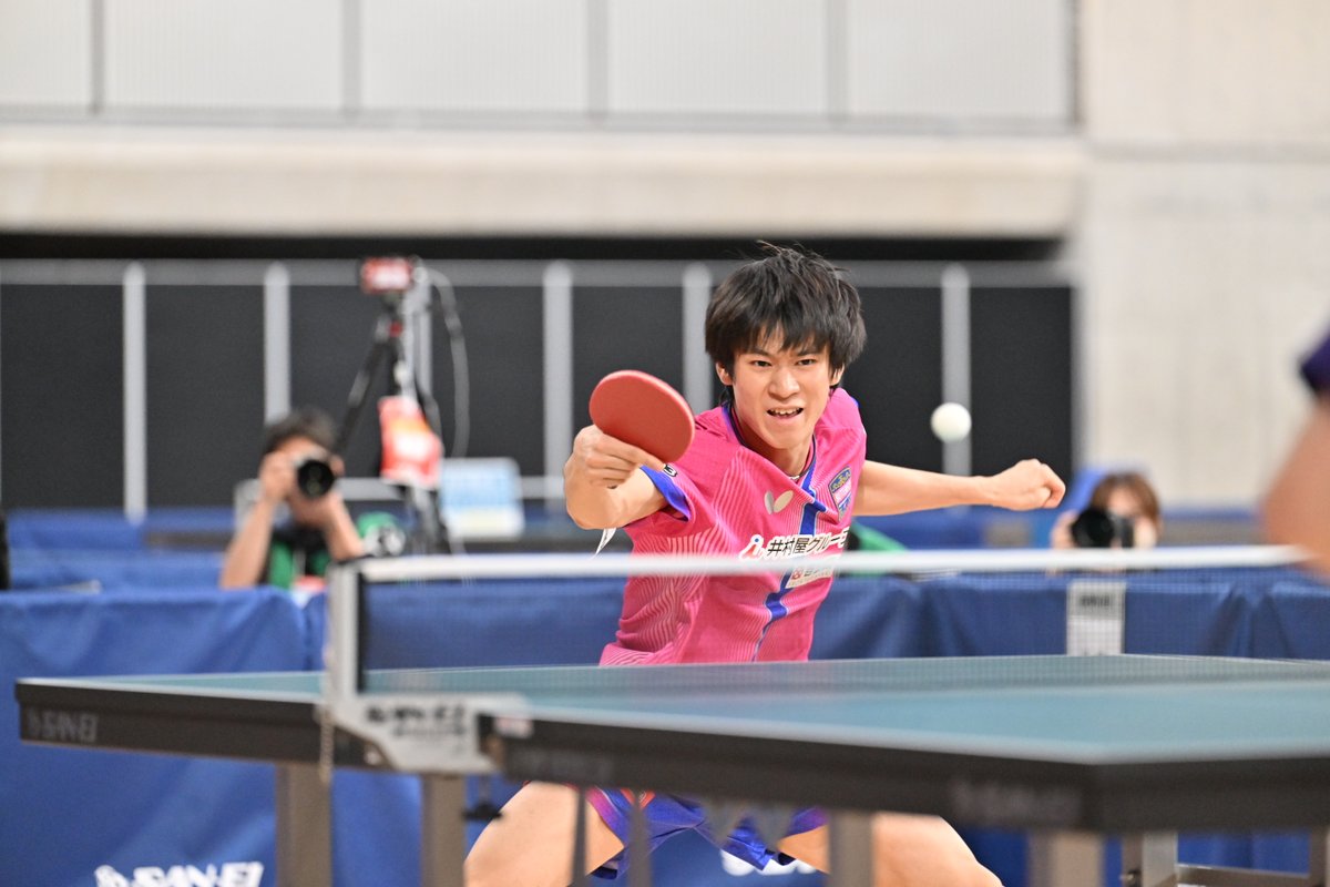 takurepo's tweet photo. #全日本卓球 2026
▼男子シングルス6回戦
谷垣佑真（愛知工業大）　4-2　戸上隼輔（井村屋グループ）

昨年の5回戦の再戦となった谷垣対戸上はまたしても谷垣に軍配。戸上も随所で鋭いボールを決めましたが、中陣での高いラリー力と読みの良さを見せた谷垣が2年連続で準々決勝進出です。

#卓球 #卓球レポート #卓レポ