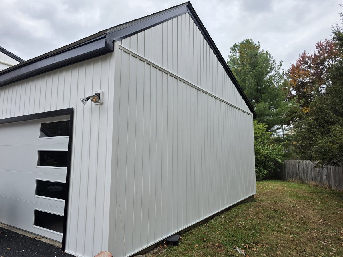 BrosAlum's tweet photo. @gafroofing @Alside #goldenpledge #roofing #boardandbatten #exteriordesign @Alside by @tedb75 https://t.co/6RU5m5Gkv4