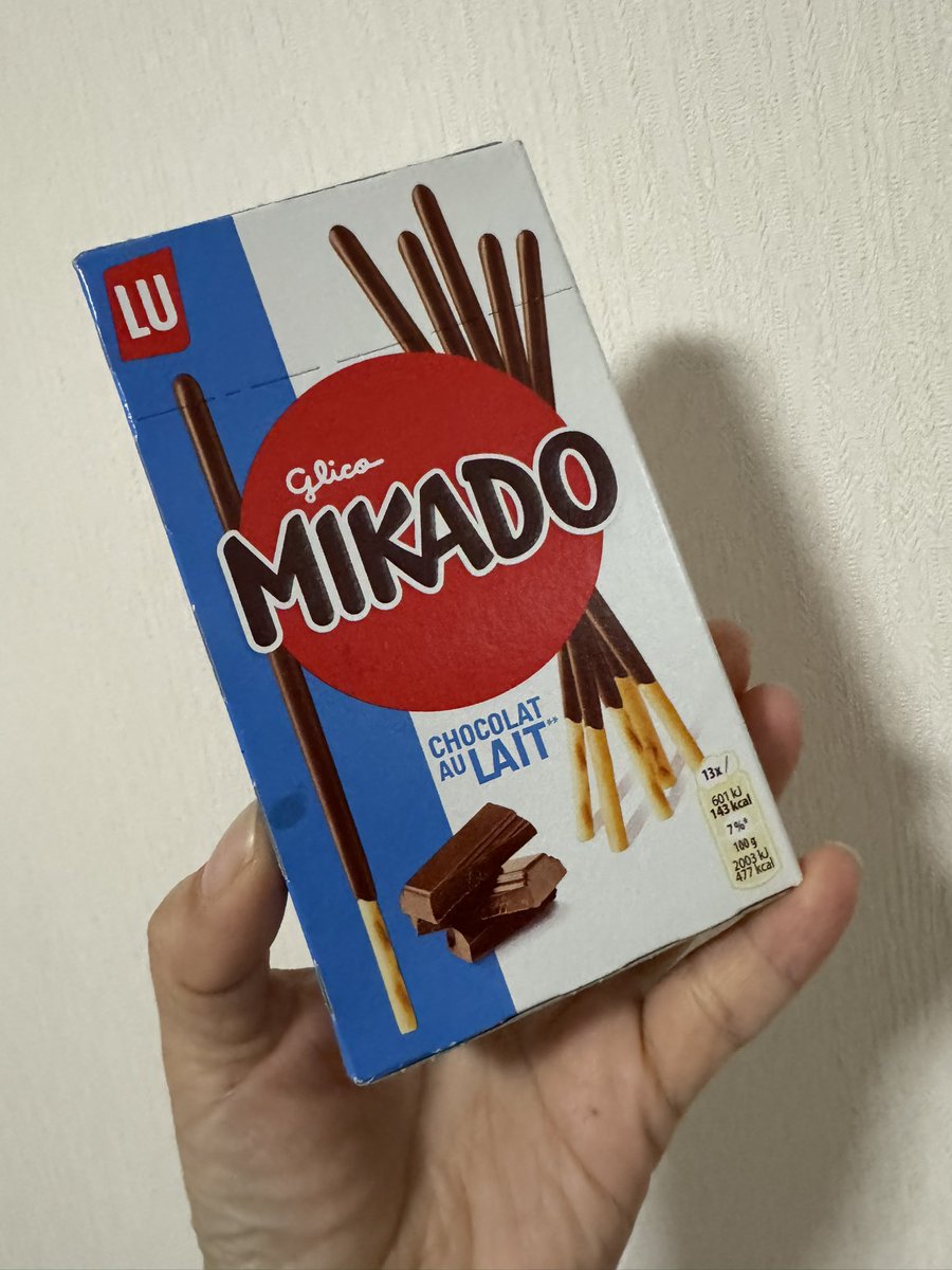 小腹が空いたからイタリアで買ってきた
MIKADOでも食べるか...

日本の本家ポッキーには入ってない
ココナッツが顕著に存在感出してます。
食文化に合わせた味の違い面白い☺️
