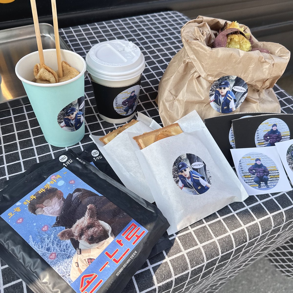 ☕260123 드라마 오십프로 서포트☕

드라마 <오십프로>에서 '마공복'역을 맡은 이학주 배우님을 응원하기 위해 커피차와 간식차 서포트를 진행하였습니다. 커피와 간식(군고구마&amp;붕어빵3종&amp;어묵) 그리고 핫팩을 준비했습니다. 추운 겨울 모두에게 힘이 되셨길 바랍니다🫶🏻

#이학주 #오십프로 #마공복