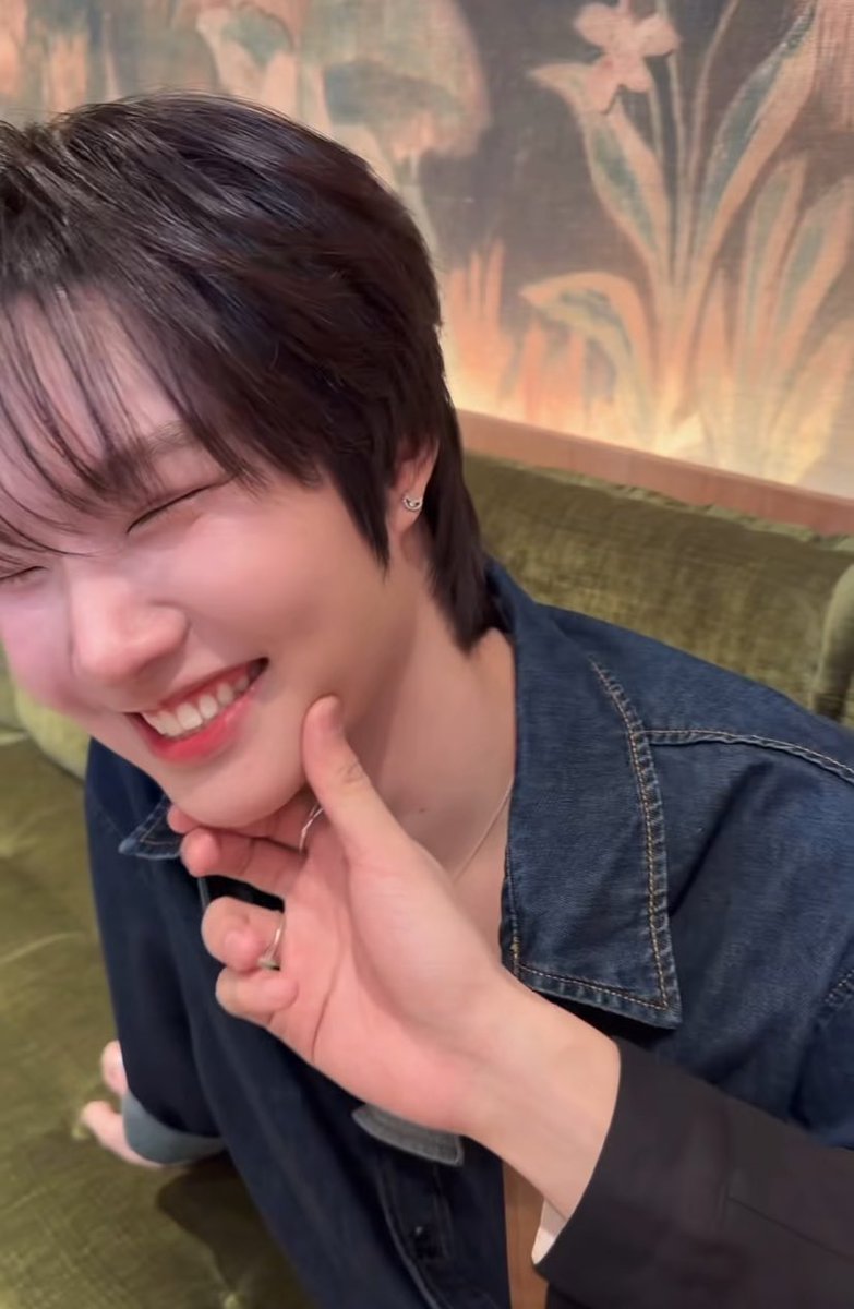 แหวนสีเงินรูปหัวใจสลัก NP ที่นิ้วนางพี่เก่ง ต่างหูรูปพระจันทร์ของเก่งที่หูน้ำปิง T — T🫶🏻 ไม่มีลิมิตชีวิตหวานร้อย