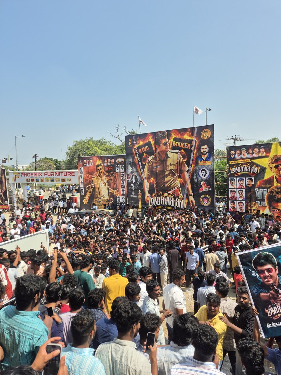 ThalaAjith_FC's tweet photo. UNREAL CRAZE 🛐

#Mankatha https://t.co/c2oXD7PYf5