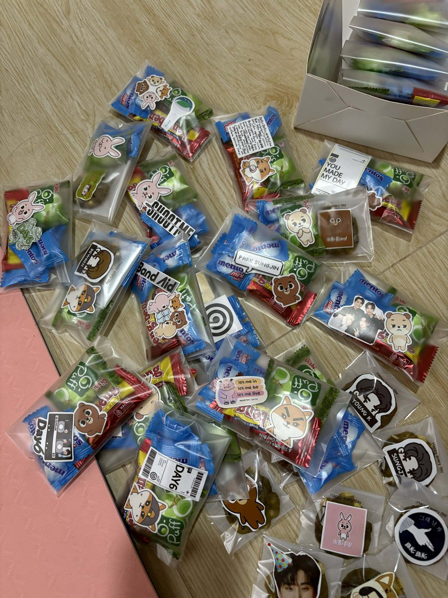 krshtffny's tweet photo. DAY6 The DECADE in Manila
Survival Kit Freebies 😂 

Natapos din mag bake. 
🍀 Mini Cookies (limited)
🍀 Candies + Stickers

#The_DECADE_MANILA
#TheDECADEinManila 
#DAY6_10th_Anniversary_Tour
#DAY6inMNL
#DAY6inManila https://t.co/AQFHKty94q
