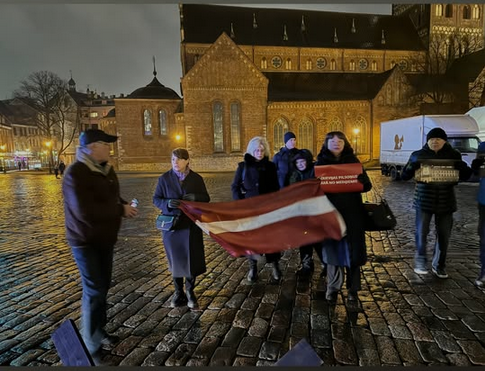 liana_langa's tweet photo. Pirms gada Doma laukumā pretim Latvijas radio ēkai protestējām pret krievijas valsts valodu Latvijas sabiedriskajo medijos.  LR4 ir slēgts, bet rusifikācija par valsts naudu turpinās LSM tiešsaistes platformā un youtube.   @seplpadome  un @KM_kultura  turpina klaji melot, krievijas valsts valodu Latvijā dēvējot par "mazākumtautības" valodu.  Kampaņa #RunāLatviski  atgādina @Satv_tiesa, ka publiski meli ved valstis un sabiedrības postā!  
#AtkrieviskoLatviju
