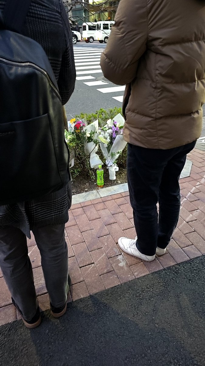 ryukujira's tweet photo. 赤坂・特許庁前交差点。
国会議事堂方面からの下り坂で、
信号無視のノーブレーキだったとのこと。（現場警察官談）
昨年9月にも横転事故。
3年で少なくとも3回は事故を目撃しています。
同じ場所で悲しい思いをする人が
これ以上出ないよう行政には安全対策を講じてほしい。

#赤坂　事故 https://t.co/5dk7yKEtiU