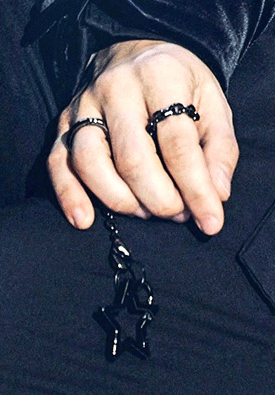 꽃재 손에 이것 뭐에요??
손가락에 별 키링을 걸고 있는거야??