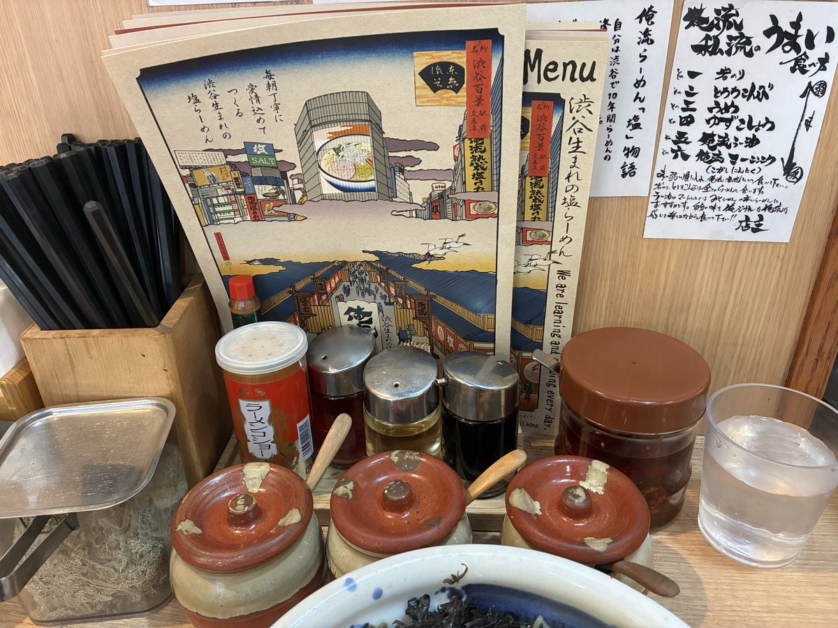 gin__ba's tweet photo. ここの塩ラーメンとチャーハンやっぱ美味しいわ、客は殆ど外国人だけどな。 https://t.co/hlQ5Xtw2p5