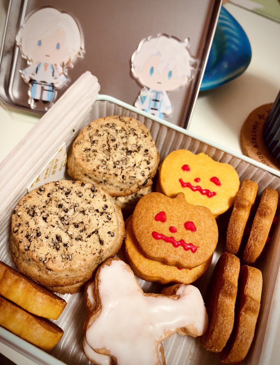 旅人でドールオーナーでもあり、最近は審神者にも就任してくれ、驚く成長を遂げている心の友が、鵜飼派イメージ手作りスイーツをプレゼントしてくれて震えてる。

クッキー缶から揃えてくれたらしくて感動。
しかもめちゃめちゃ美味しい！！！
お味も色々…解釈一致すぎる🙏
蘇るかぼちゃの記憶😇
