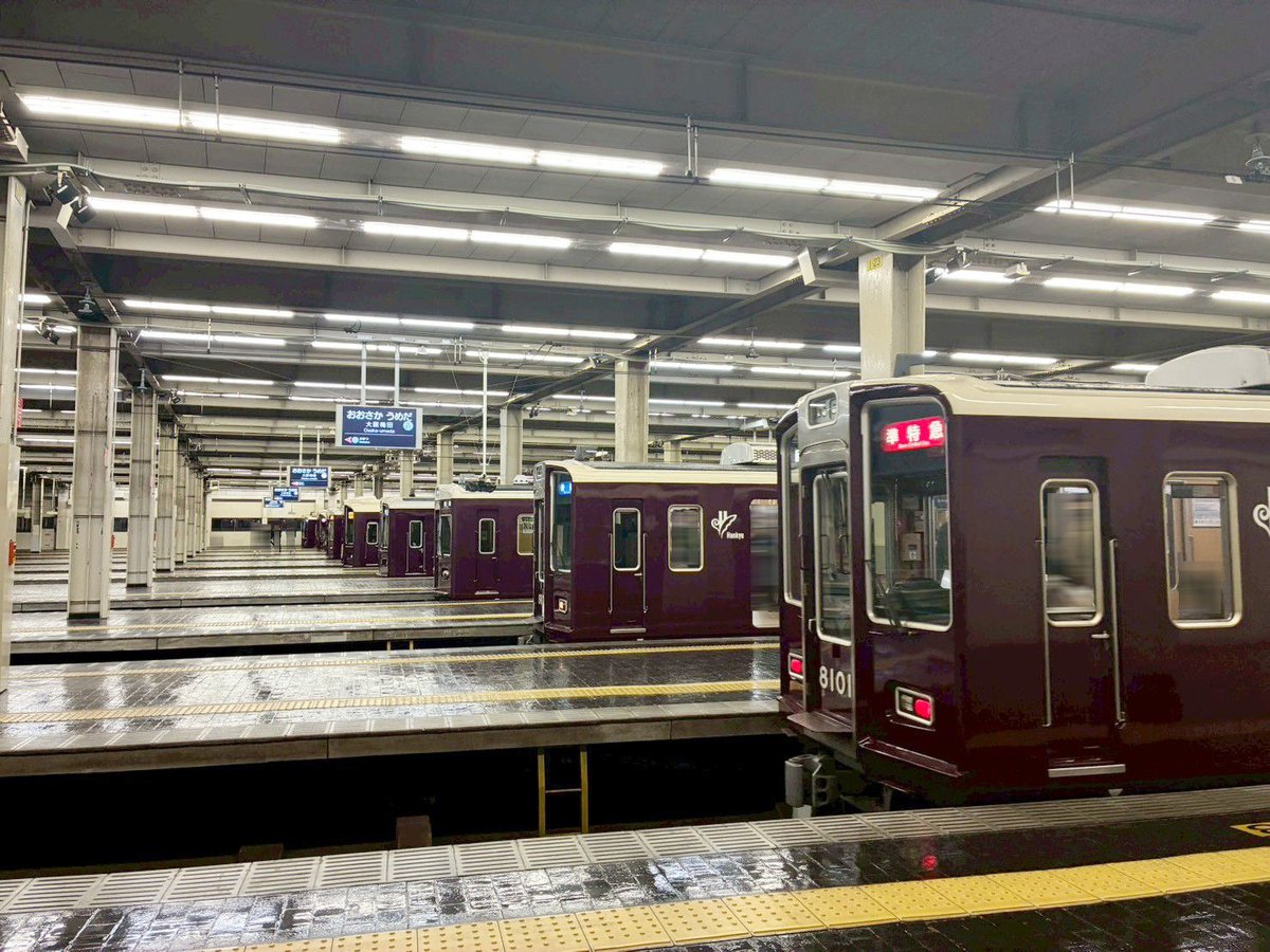 hankyu_ex's tweet image. いよいよ大阪梅田駅のリニューアル工事が始まります！

今週土曜日（1/24）に神戸線の7・8・9号線の停車位置が変更になるということで…阪急電車がズラリと並んでいる様子を目に焼き付けてきました！

写真も撮ったので皆さまに共有します～！
（阪急電鉄公式X 中の人）