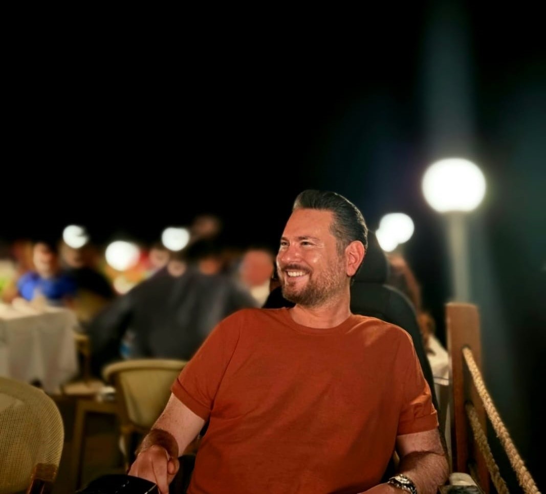 Scout şefi Emre Utkucan her sene bir tane Oulai gibi 5 M€'ya futbolcu bulamıyorsa kovun gitsin. 

Yok eğer buluyor ama biz ucuz topçu sevmiyoruz diyorsanız biz sizi kovalım.