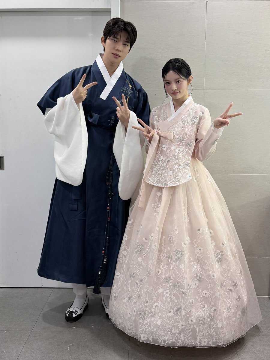 KBSMusicBank's tweet photo. <은애하는 상민주>

뮤직뱅크에 방문해주신 이열 대군과 민주 아씨 👑💕 https://t.co/PcltbhJgPO