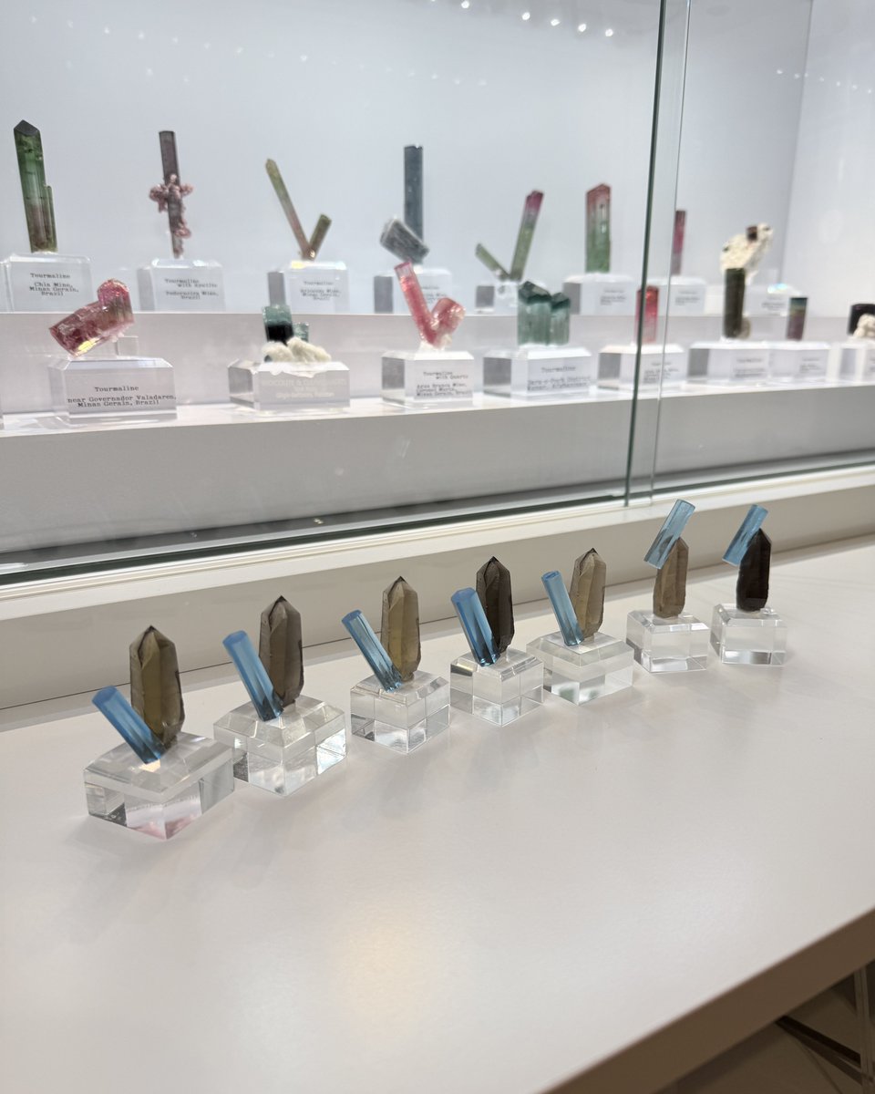 できれば拡散して欲しいm(_ _)m

鉱物標本に同じ物が無いように
うちのミネラルレジンアートも実際は、１つ１つ個性があり同じ種類であっても楽しんでいただけるようにしています❗️
今回の作品だと、スモーキーの色が分かりやすいかと思いますが
実は、アクアの長さや太さも違ったりします。
↓に続く