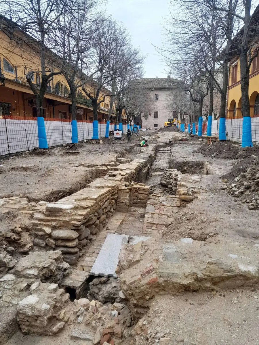 L_ThinkTank's tweet photo. [ 🇮🇹 ITALIE | 🏛️ ARCHÉOLOGIE ] 

🔸 Selon un article de Futura-Sciences, la basilique mythique de Vitruve, décrite il y a 2 000 ans, émerge du sol à Fano en Italie.

🔹 Une découverte archéologique majeure à Fano, Italie : les vestiges d’une basilique romaine datant de plus de 2 000 ans ont été identifiés. Elle est attribuée à Vitruve, l’architecte romain auteur du traité « De architectura », qui la décrivait comme un monument d’une « beauté suprême ». Pendant des siècles, elle n’existait que dans les textes antiques.

🔹 Les fouilles ont eu lieu lors de travaux urbains sur la Piazza Andrea Costa. Les archéologues ont utilisé les descriptions précises de Vitruve comme guide : plan rectangulaire, colonnes de 1,5 m de diamètre. Une colonne d’angle a même été trouvée exactement où l’indiquait le texte ancien.

🔹 Cette basilique est unique, c’est le seul édifice que Vitruve revendique avoir conçu lui-même. Elle pourrait redessiner le plan de la Fano romaine antique, avec des liens possibles à d’autres structures comme un marché, des thermes ou un temple de Jupiter. Un complexe monumental à explorer.

🔹 Au-delà de l’histoire, protéger les vestiges coûte cher (au moins 1 million d’euros pour les fouilles). Le site pourrait devenir public et viser l’Unesco. Une preuve vivante que Vitruve, père de l’architecture occidentale, n’était pas que théoricien.