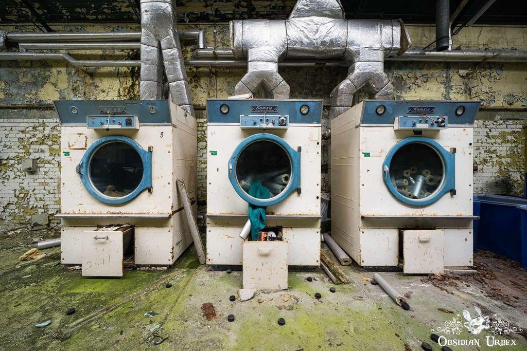 ObsidianUrbex's tweet image. PSA: Don't forget your laundry! These long-abandoned industrial laundry machines were part of an old asylum in Northern Ireland.
#NorthernIreland #Photography #Urbex #History