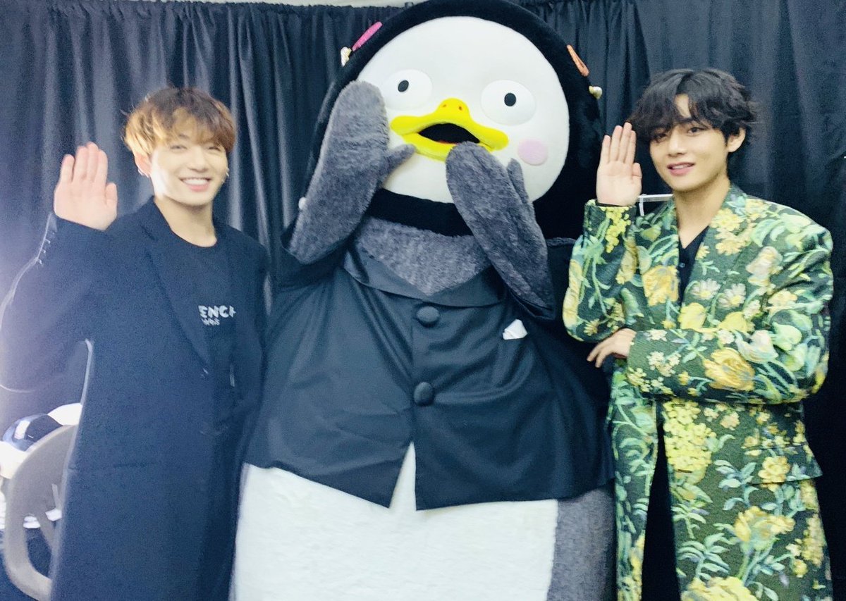 pls look at the palm difference 😭 one so wide one so slim