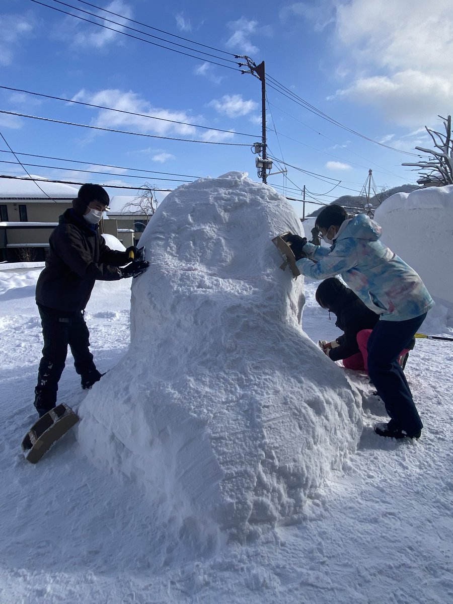 今日❣️から25日日曜日までの3日間ですが、札幌彫刻美術館にて雪像彫刻展に参加出品しています！1年生有志でつくりました。「ここに立つ」午年にちなみ、でっかい蹄がテーマです🐴夜のライトアップがおすすめ☃️暖かい格好でご覧下さい〜
#sapporochobi #雪像 #雪まつり