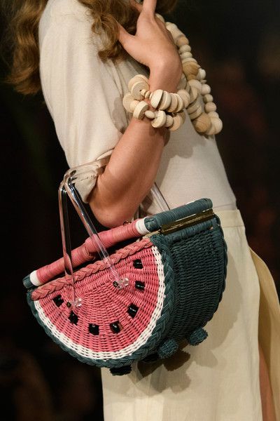 A nuestras reuniones NO vamos con tacones. Vamos con IDEAS y soluciones. Y no, eso no da para selfies de Instagram, pero vale ORO. 

¿Te interesa el postureo o prefieres que tu marca funcione? Si eres más de lo segundo, aquí tienes tu casa: zinkfo@zinkfo.com 🍉