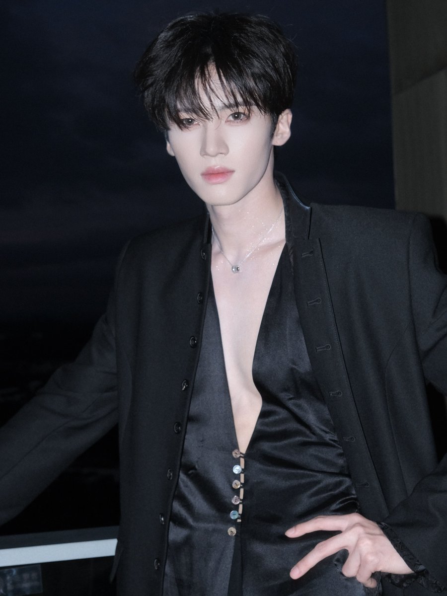 YoukuOfficial's tweet photo. An #YanAn exudes effortless cool ! 

#闫桉

#YOUKU #优酷 https://t.co/R9gFLUjxr8