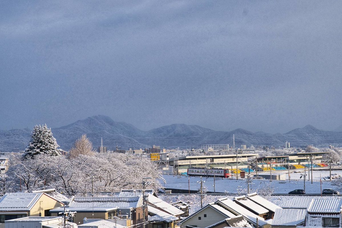 Kasamatsu_Town's tweet image. 笠松町にも雪が積もりました⛄️
白く染った町並みは、いつもとは違う静かな表情です。
寒さの厳しい寒波が続く予報ですので、外出の際はお気をつけください🙇🏻‍♀️

⁡(撮影:古田町長)

#笠松町 #岐阜 #雪景色 #冬の風景