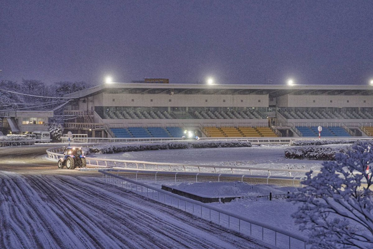 Kasamatsu_Town's tweet image. 笠松町にも雪が積もりました⛄️
白く染った町並みは、いつもとは違う静かな表情です。
寒さの厳しい寒波が続く予報ですので、外出の際はお気をつけください🙇🏻‍♀️

⁡(撮影:古田町長)

#笠松町 #岐阜 #雪景色 #冬の風景