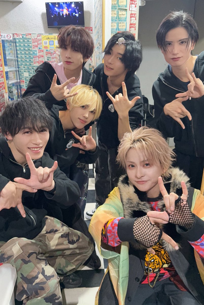 HangermanNgaNga's tweet photo. 昨日は吉祥寺SHUFFLE presents
「SHUFFLE SPECIAL LIVE!!」楽しんでくれた皆ありがとう！

世が世なら!!!さんと西中葵さんとの3マン

普段なかなかない異種格闘技的なイベント、新鮮で楽しかった！

きっと会場にいた方も新鮮だったのでは。

こういうイベントの時は特に燃えるね。

どうだ、我が為かっこいいだろう、楽しいだろうって。

そうやってぶつかり合えるのはやっぱり対バンの醍醐味ね。

楽屋では2アーティストさんと色々話せて楽しかった。

またやりましょう

mag.、準子、かんちゃん昨日もサポートありがとう！

おかげで良いライブできました！