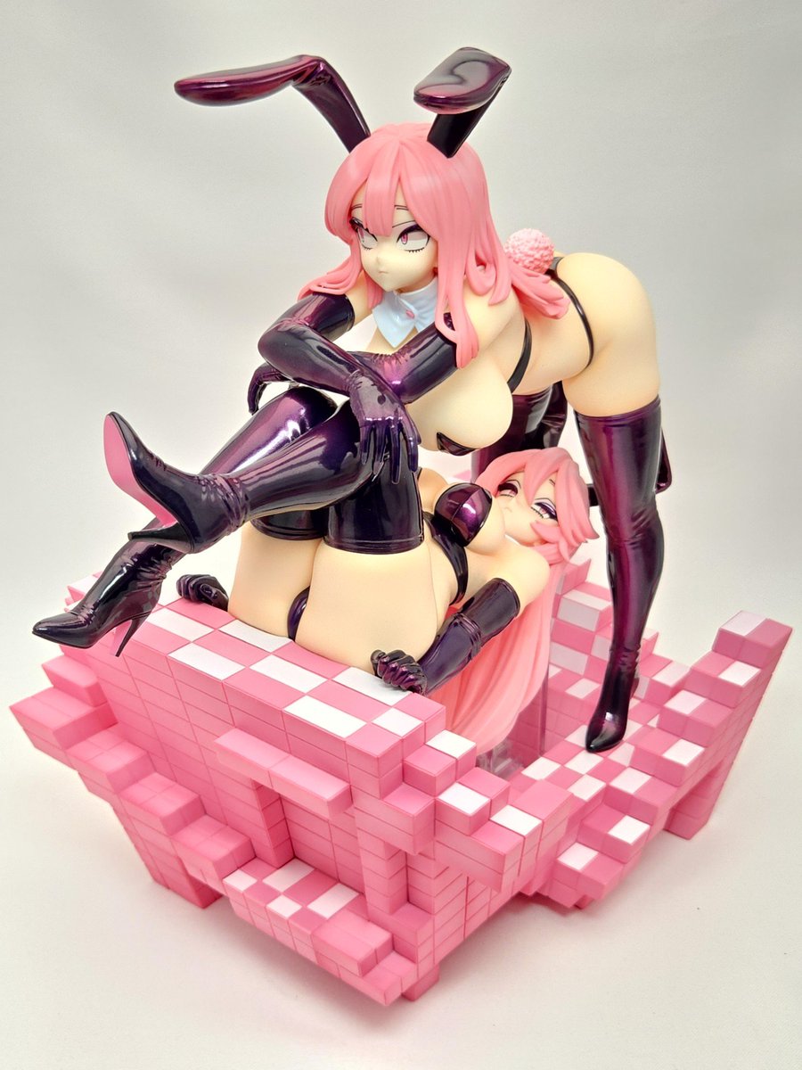 Kotobukiya_akb's tweet photo. 【コトブキヤ秋葉原館2階】
予約情報:2026年3月発売予定
『欺き兎 Sitting Bunny by かふん 豪華版』¥30,800(税込)
▲2階にてサンプル展示中!
イラストレーター「かふん」氏画集『かふん症候群』より、欺き兎が立体化!
豪華版には描き下し立体マウスパッドが付属!
ご予約受付中!
#kafun https://t.co/diza6ObAKf