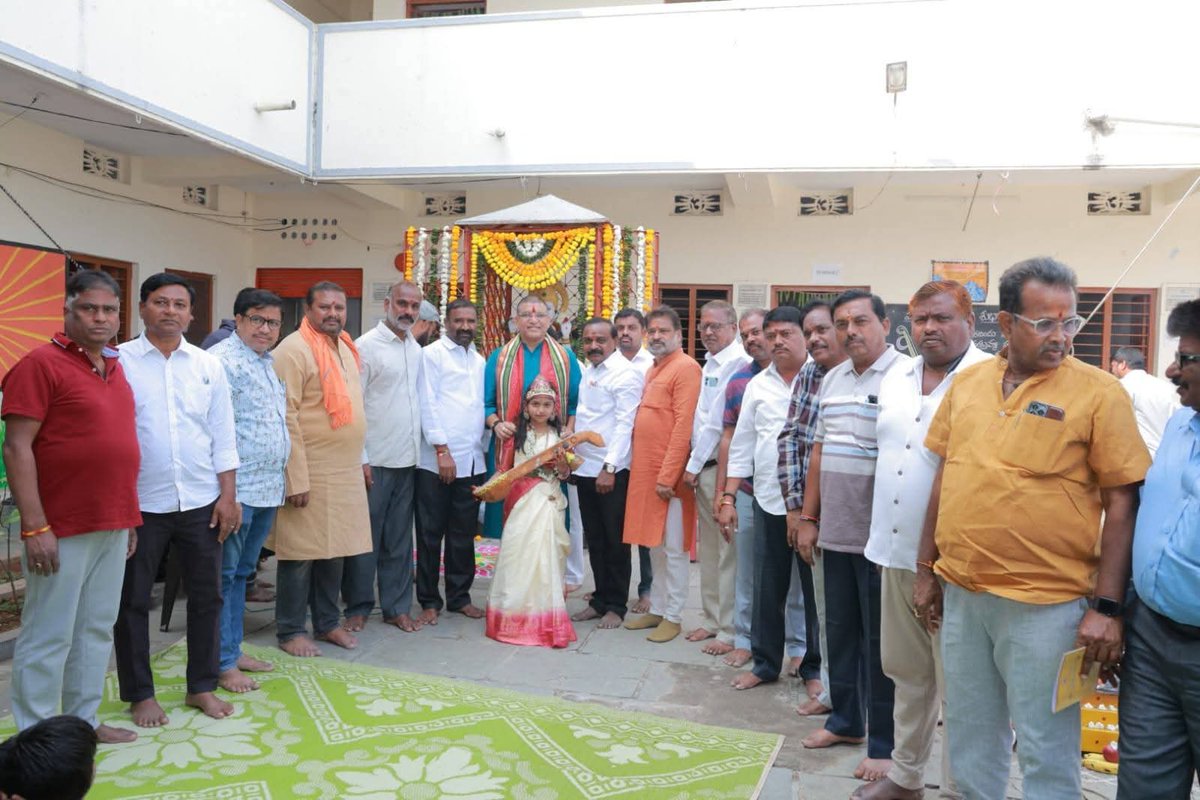 MLA_RakeshReddy's tweet photo. వసంత పంచమి సందర్భంగా ఆర్మూర్ పట్టణంలో టీచర్స్ కాలనీ లో శ్రీ సరస్వతి విద్యమందిర్ పాఠశాల లో వసంత పంచమి వేడుకలలో🚩🚩
#TelanganaBJP 
#Vasanthapachami
#developmentarmoor 
#armoormla 
#paidirakeshreddy https://t.co/TwD0OdivH7