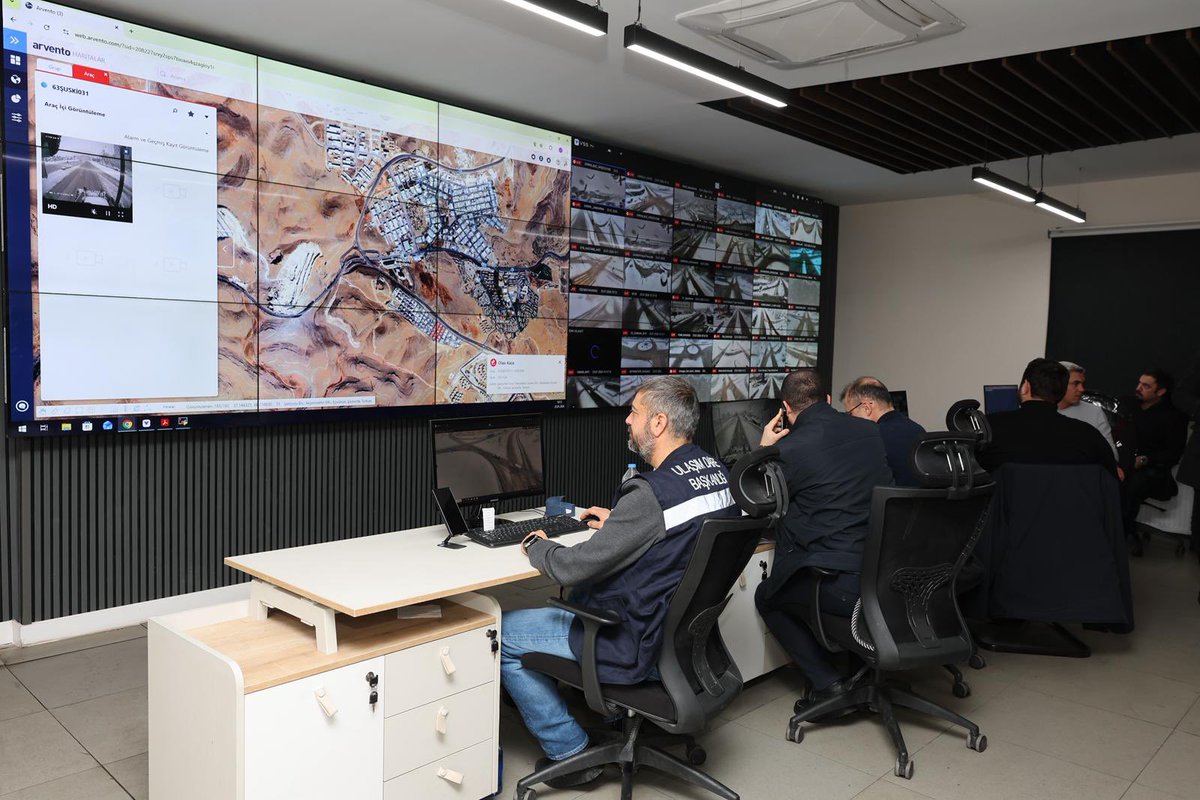 Karla Mücadelede Koordinasyon Güçlü, Sahada Kontrol Bizde ❄️

Şanlıurfa Büyükşehir Belediye Başkanımız Mehmet Kasım Gülpınar başkanlığında Trafik Kontrol Merkezimizde gerçekleştirilen koordinasyon toplantısıyla, karla mücadelede gelinen son durum detaylı şekilde değerlendirildi.