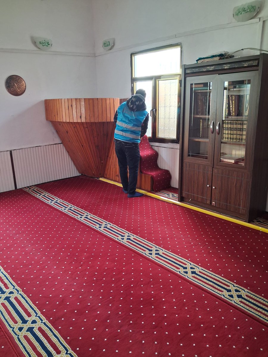 Yükümlüler tarafından Cuma Namazı öncesi İskenderun İlçe Müftülüğü'ne bağlı Gürsel Camii' nin iç ve dış temizliği yapıldı.