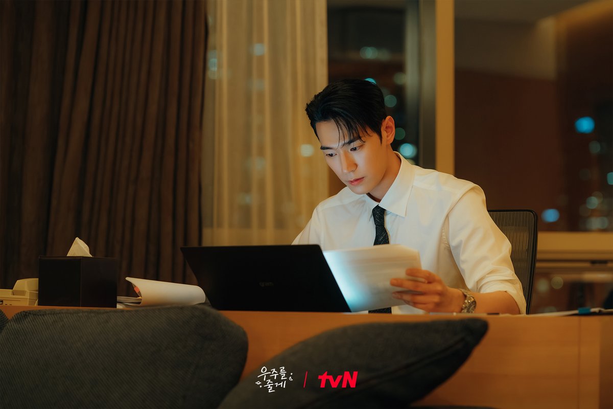 모두가 좋아하는 만인의 연인👑
비주얼도 능력도 빠짐없는 완벽남 ‘박윤성’✨

첫사랑 현진과의 재회, 이번엔 놓치지 않는다💘

사돈 남녀 공동 육아 프로젝트 <우주를 줄게>
2/4 [수] 밤 10:40 첫 방송 | tvN
#tvN #우주를줄게 #OurUniverse

#배인혁 #노정의 #박서함
#즐거움엔20tvN