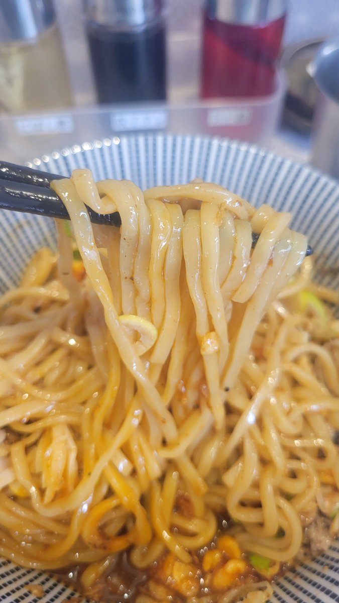 上げ忘れてたけど、今日のお昼は
弁天町の中華そば 埜邑🍜
期間限定の煮干しまぜそばいただきました😋うまうま(̨̡  ◜𖥦◝)̧̢