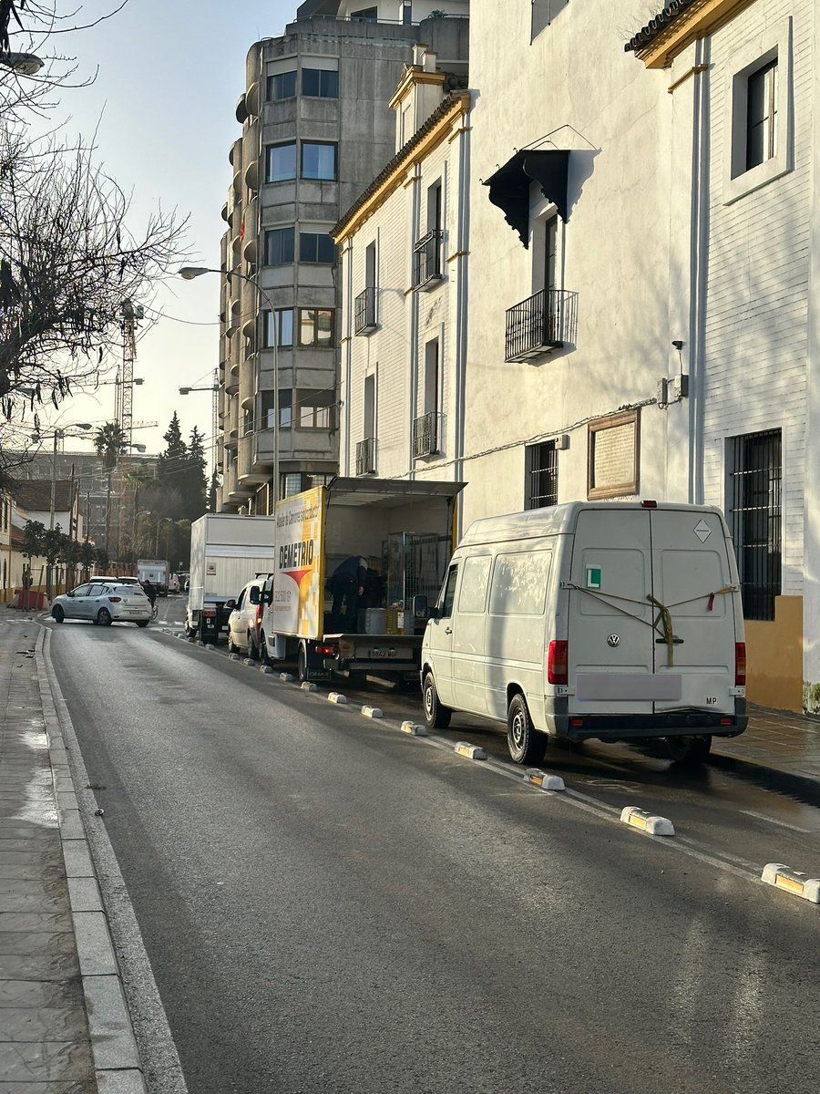 Esta es la realidad diaria del carril bici de Juan Sebastián el Cano, ese que ha venido a sustituir al de la calle Asunción… <a href="/AContramanoSVQ/">AContramano.org</a> <a href="/sevillasemueve/">sevillasemueve Asoc.</a>