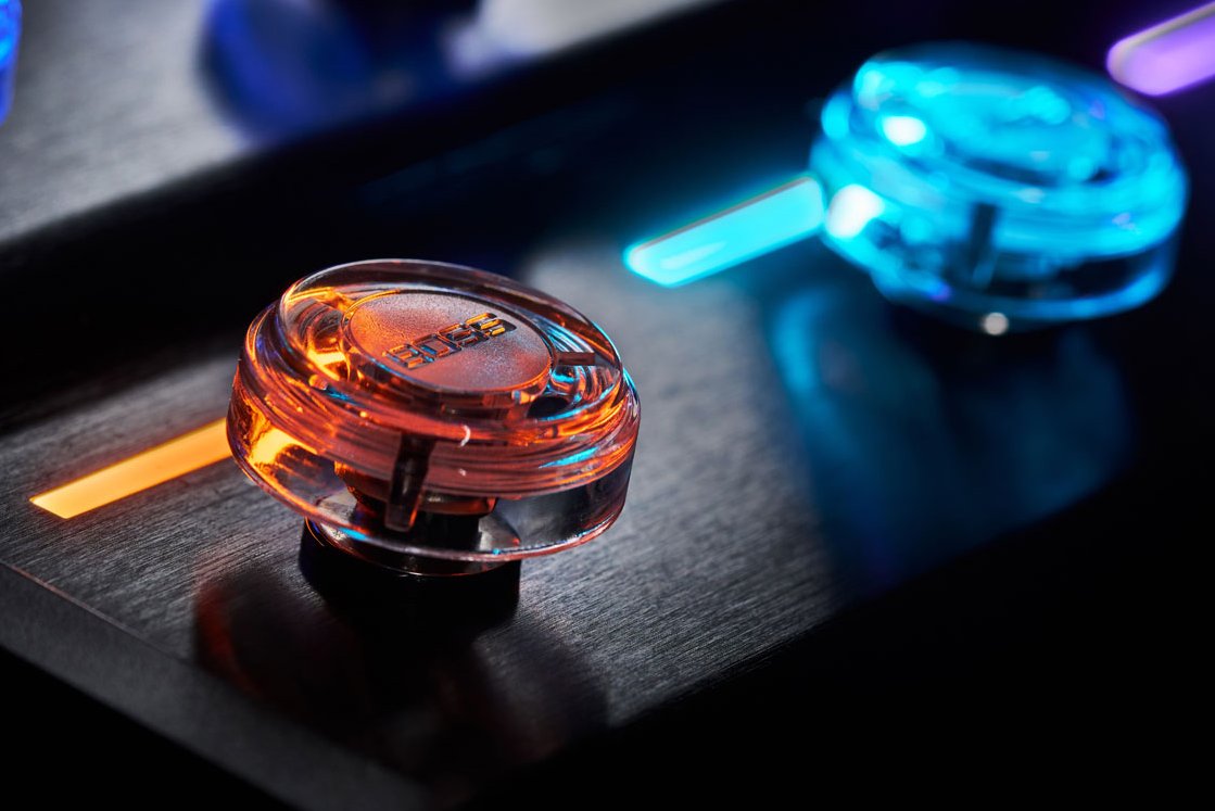 BOSS_jpn's tweet image. 【FSC-10 | Footswitch Cap本日発売！】
FSC-10は、洗練されたデザインと実用性を兼ね備えたフットスイッチ・キャップです。BOSS開発チームにより設計された丸みのあるフォルムは、工具不要で簡単に着脱が可能。透明なボディがLEDの光を色鮮やかに際立たせ、ステージでの視認性を高めます。
#BOSS_jpn…