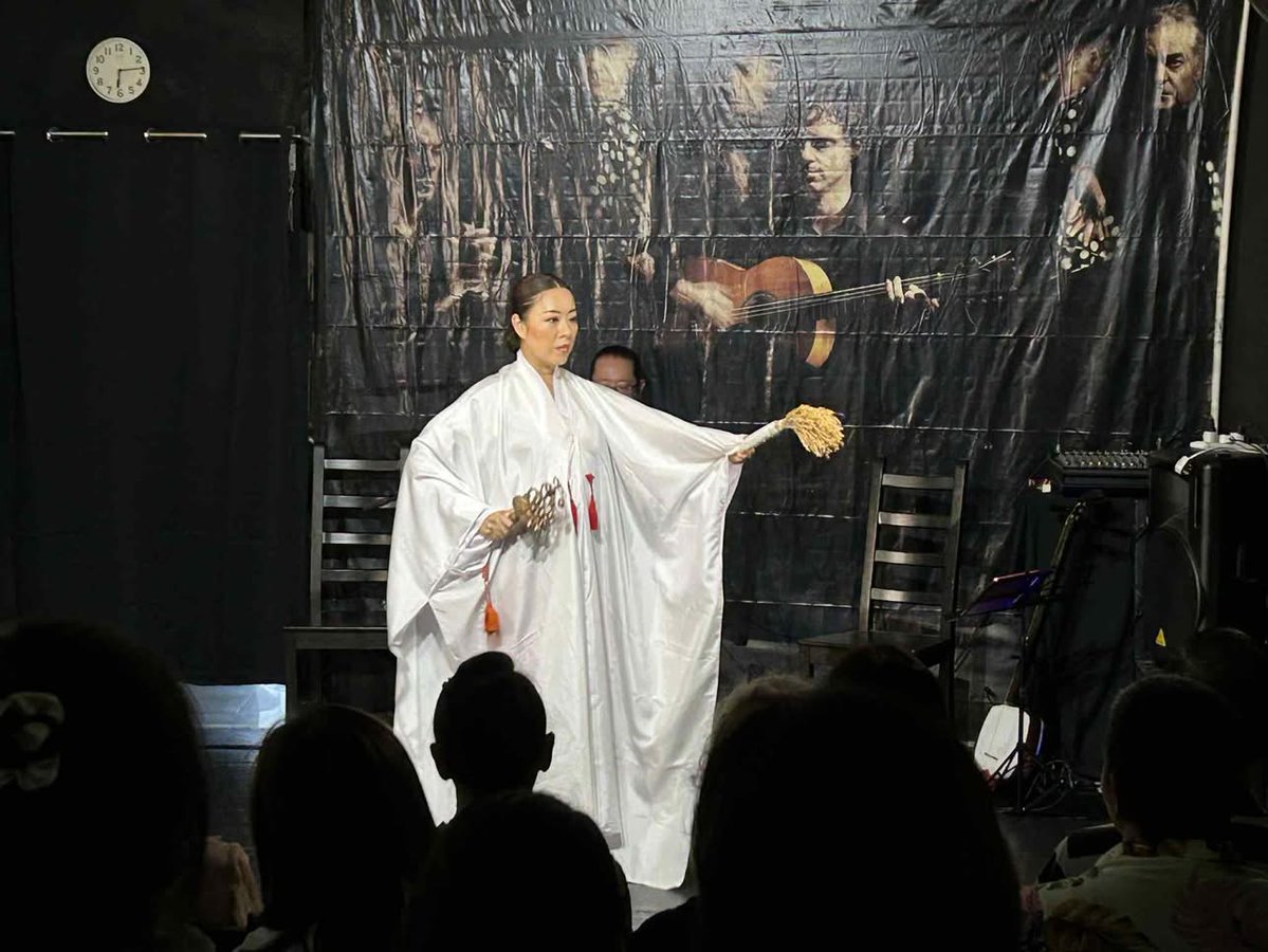 新座の里神楽、石山社中の太夫へアジアツアー帰国のご挨拶。

シンガポールと韓国ではオープニングで神楽の舞を披露。振付＋笛の音源を撮らせて頂き、さらに鈴、稲穂、弓矢、ワークショップ用の扇もお借りしました。

おかげさまで神聖な空気が流れ、和×フラメンコに相応しい幕切れとなりました。