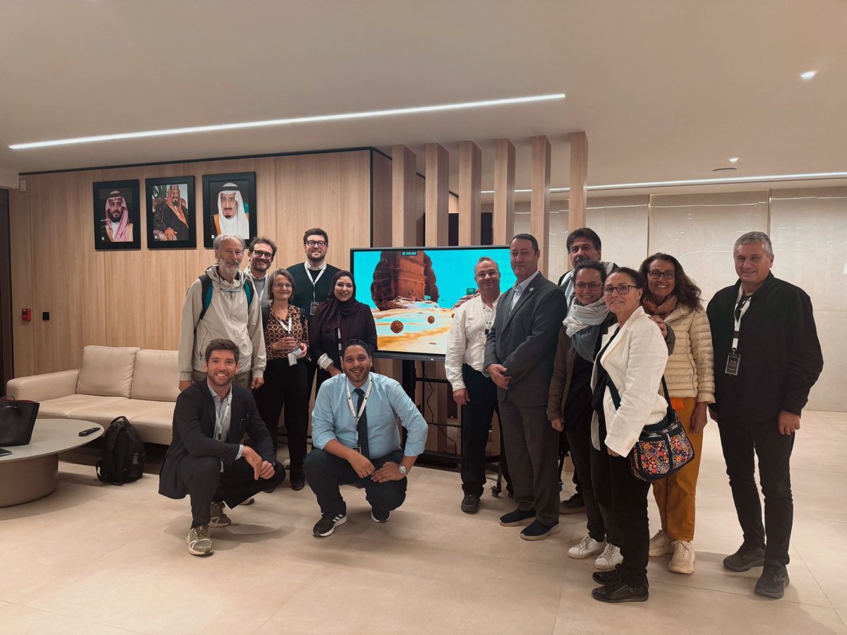 شاركت #كلية_الهندسة_وتقنية_المعلومات ممثلة بـ #قسم_العمارة في #ندوة_العلا_للتراث_الصخري، حيث قدمت د. ميرام علي ورقة بحثية حول توظيف التلعيب في الحفاظ المستدام على التراث الصخري، مع عرض لعبة رقمية تفاعلية لرفع الوعي وإشراك المجتمع، وسط إشادة إعلامية واسعة.