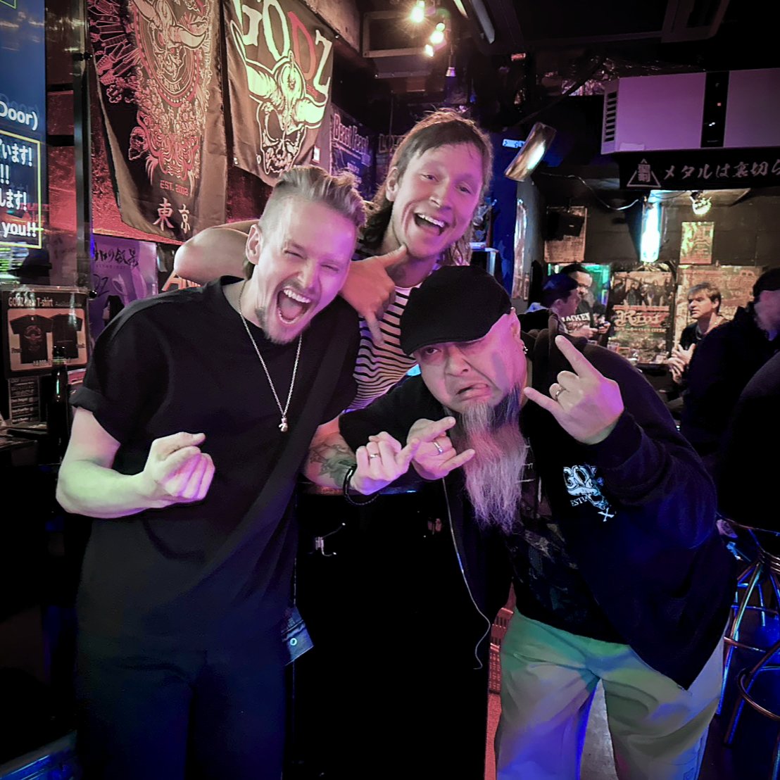 ❤おかえりErik❤
来週のマイケル･シェンカー武道館を控えたVoのErik Grönwall君が久々のご来店！
彼は2018年まだGODZ-satelliteがBar形態だった頃にあのフロアで初めてライブをしたH.E.A.Tの元メンバーで、その後SKID