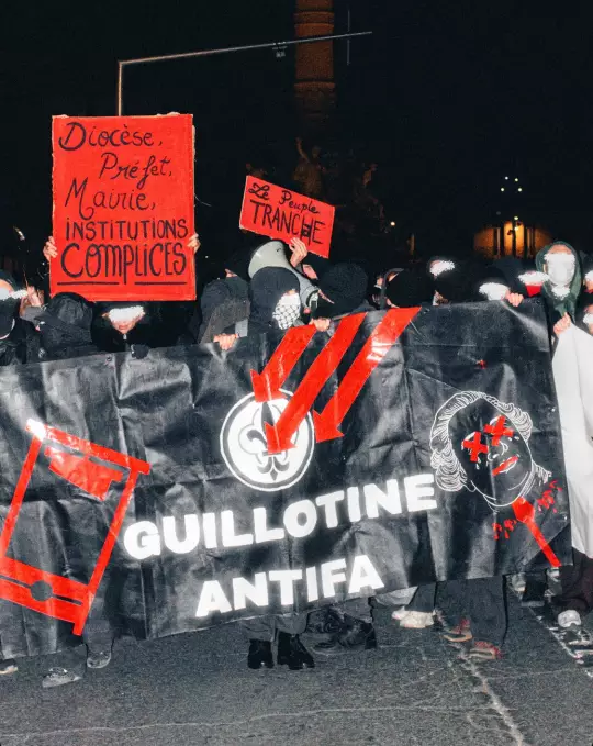 Observatoire_VP's tweet photo. 👁️ Le 21 janvier, à Marseille, des antifas ont manifesté contre des militants royalistes d'Action française qui participaient à une messe en l'honneur de Louis XVI, assassiné le 21 janvier 1793.

La police a dû intervenir pour disperser les militants d'extrême gauche, qui voulaient perturber la messe.